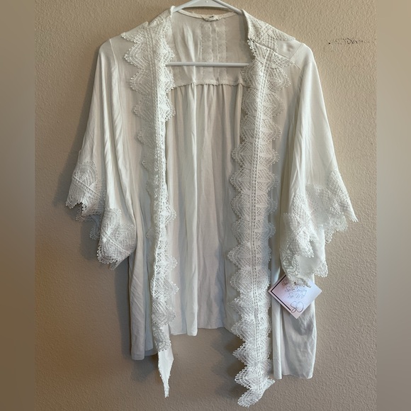 POL Sweaters - POL New with Tags‎ White Short Embroidered Trim Kimono Cardigan size Small